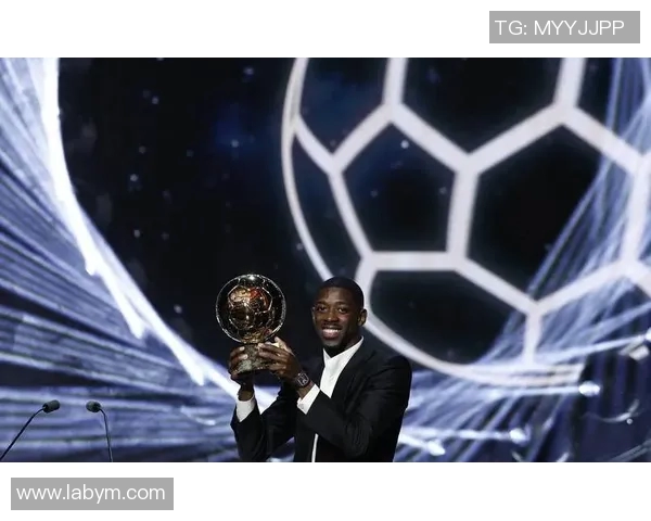 足球明星身着西服优雅颁奖瞬间展现风采与魅力的精彩视频 足球明星身着西服优雅颁奖瞬间展现风采与魅力的精彩视频