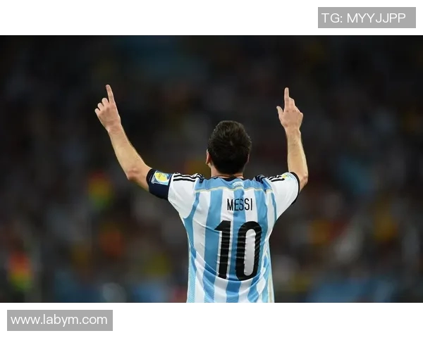 3号足球明星背影展现独特魅力与风采的精彩瞬间