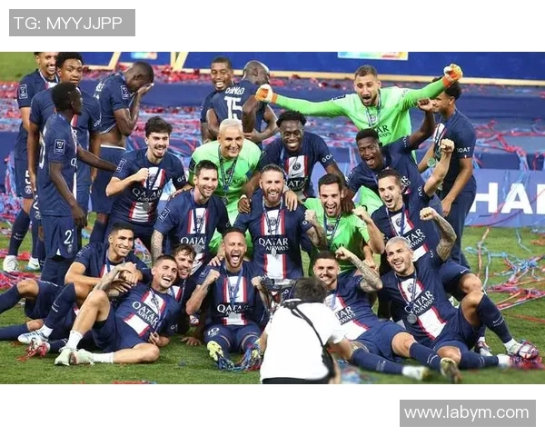 法国队足球明星帅哥们的魅力与风采展现足球场上的青春活力