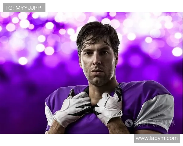 紫色衣服的足球明星是谁他在赛场上的表现如何引人注目