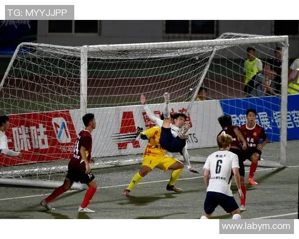 足球明星的步伐速度揭秘：他们在赛场上的瞬间反应与奔跑能力分析