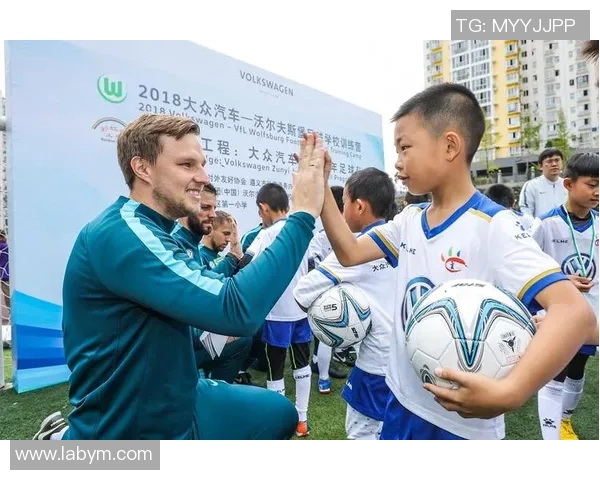 少年逆袭成足球明星的热血成长之路与梦想追逐的传奇故事 少年逆袭成足球明星的热血成长之路与梦想追逐的传奇故事