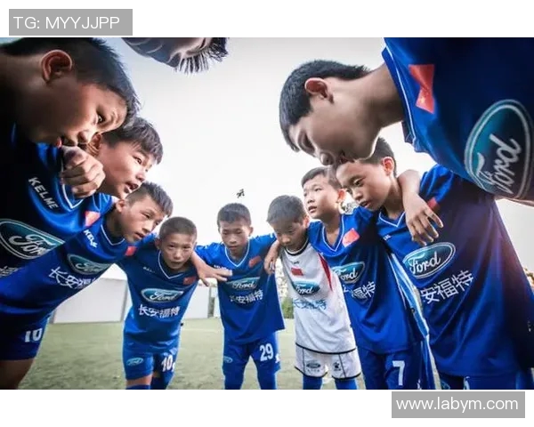 阳光男孩与足球明星的梦想之旅如何在绿茵场上闪耀光芒