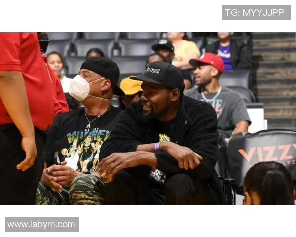 篮网与绿军圣诞大战精彩回顾球迷热情高涨赛场氛围火爆 篮网与绿军圣诞大战精彩回顾球迷热情高涨赛场氛围火爆