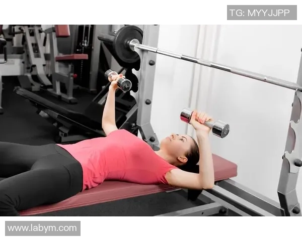 女生哑铃锻炼方法全解析助你塑造完美身材提升力量与耐力